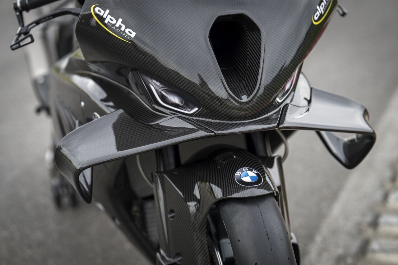 DueruoteTG #238 - Abbiamo guidato in pista la BMW che corre in SBK! 